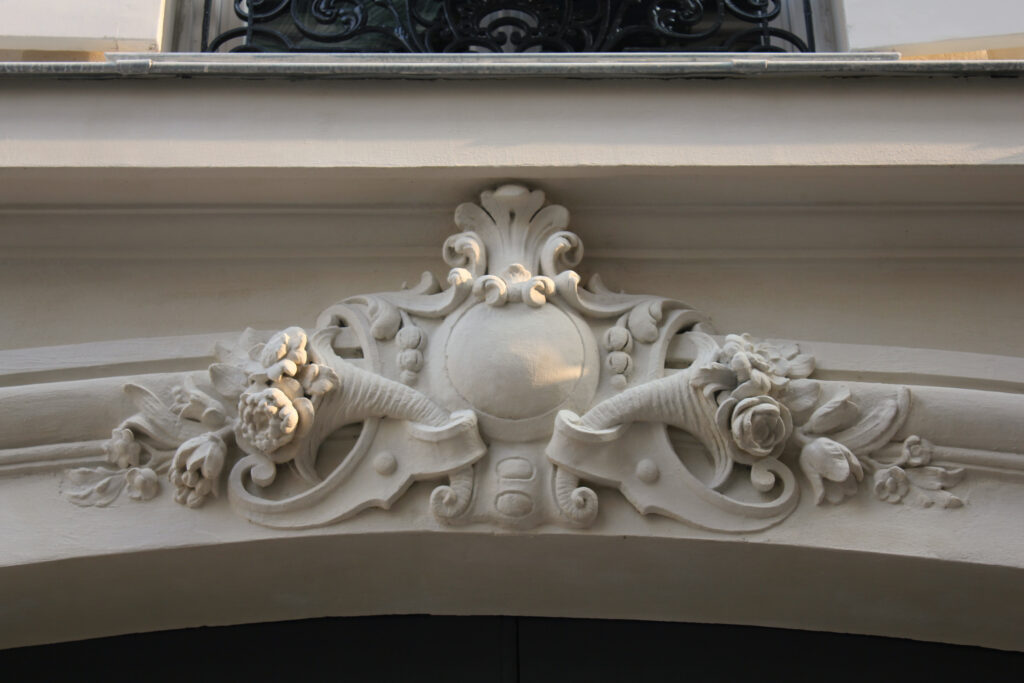 travaux de ravalement de façade en pierre de taille d'une copropriété haussmannien paris 17