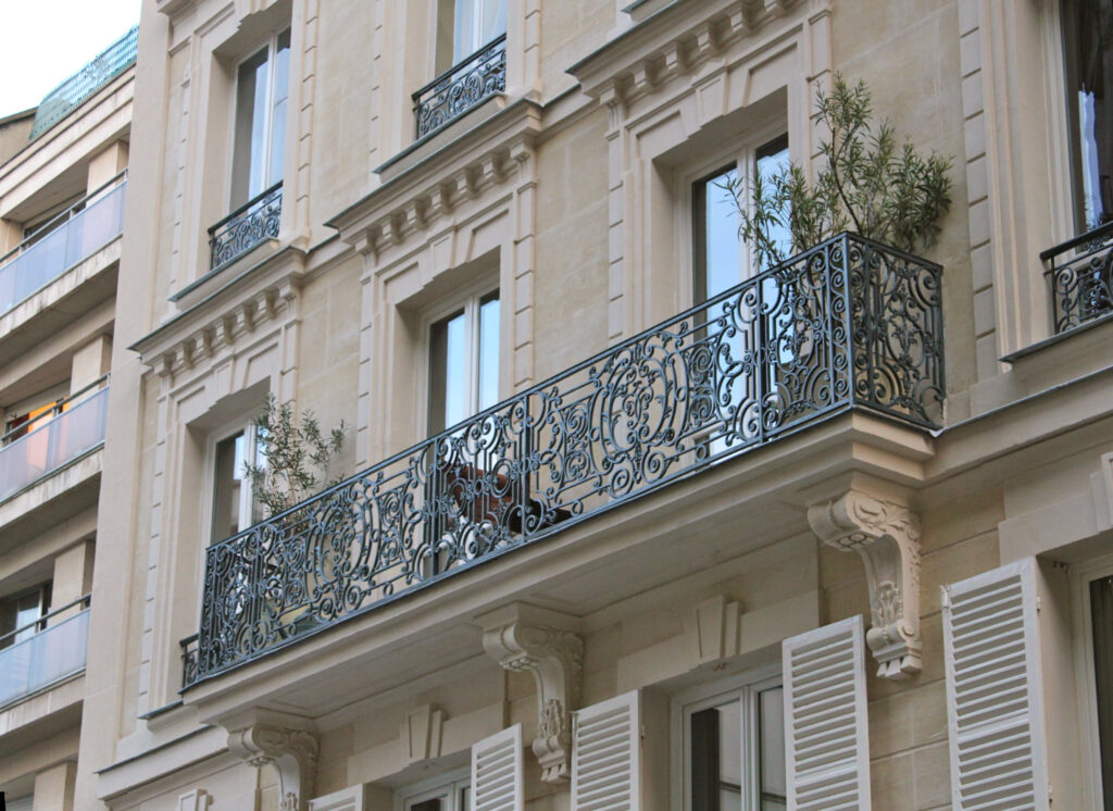 travaux de ravalement de façade en pierre de taille d'une copropriété haussmannien paris 17