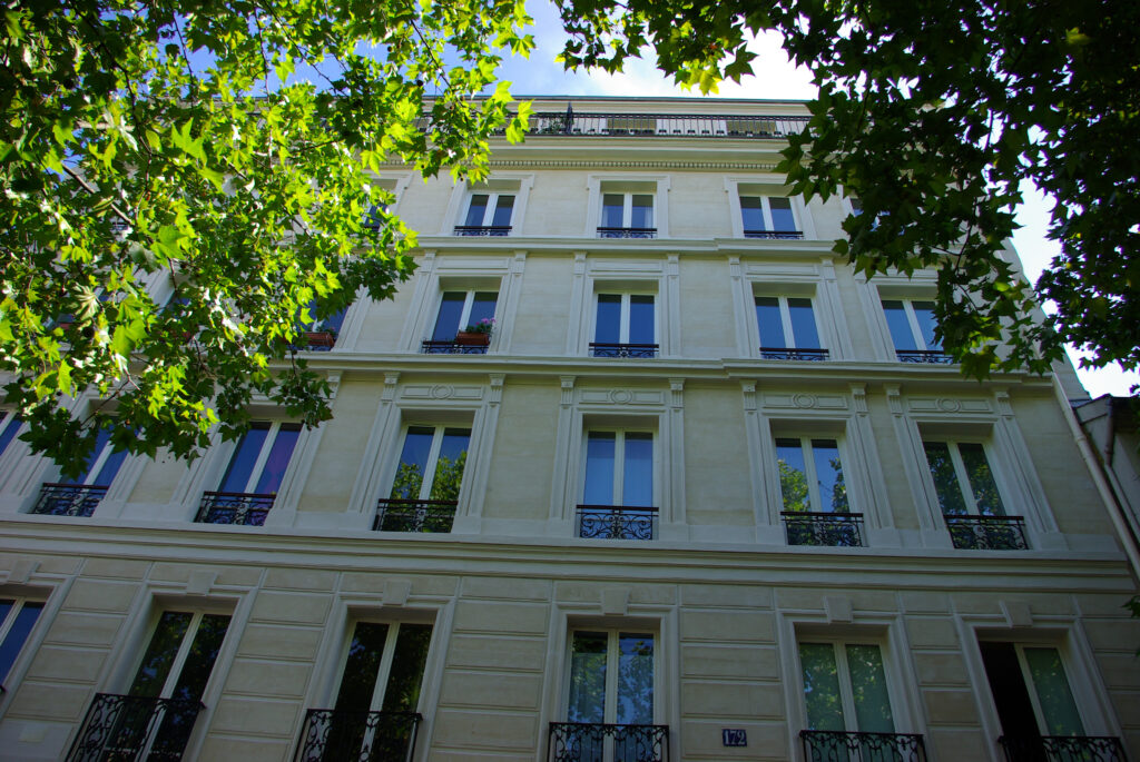 travaux de ravalement de façade en pierre de taille d'une copropriété haussmannien paris 19