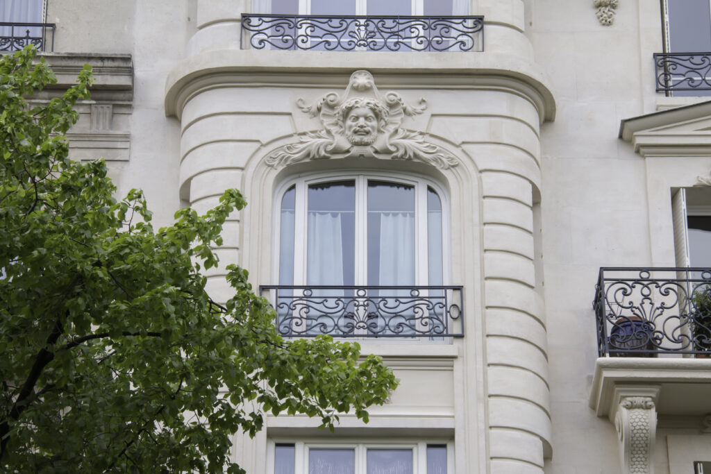 travaux de ravalement de façade en pierre de taille d'une copropriété haussmannien paris 19