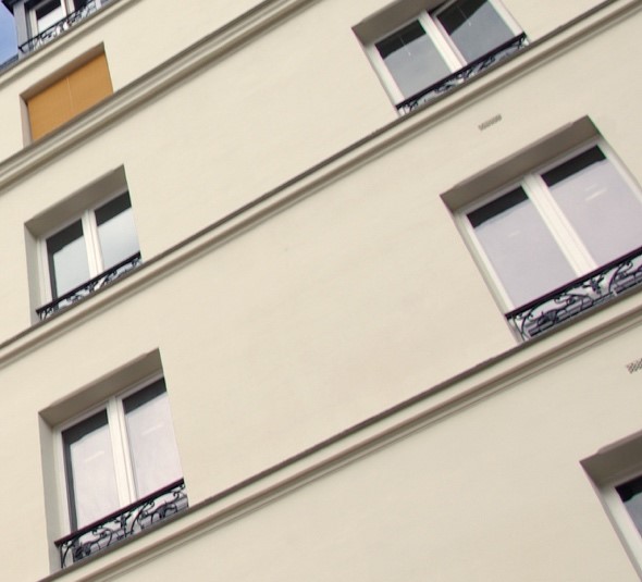 corbeau dans un ravalement de façade Ils peuvent être en bois, en pierre, en métal ou en ciment. Ils sont encastrés partiellement dans le mur et permettent de consolider le support d’une partie saillante comme un balcon