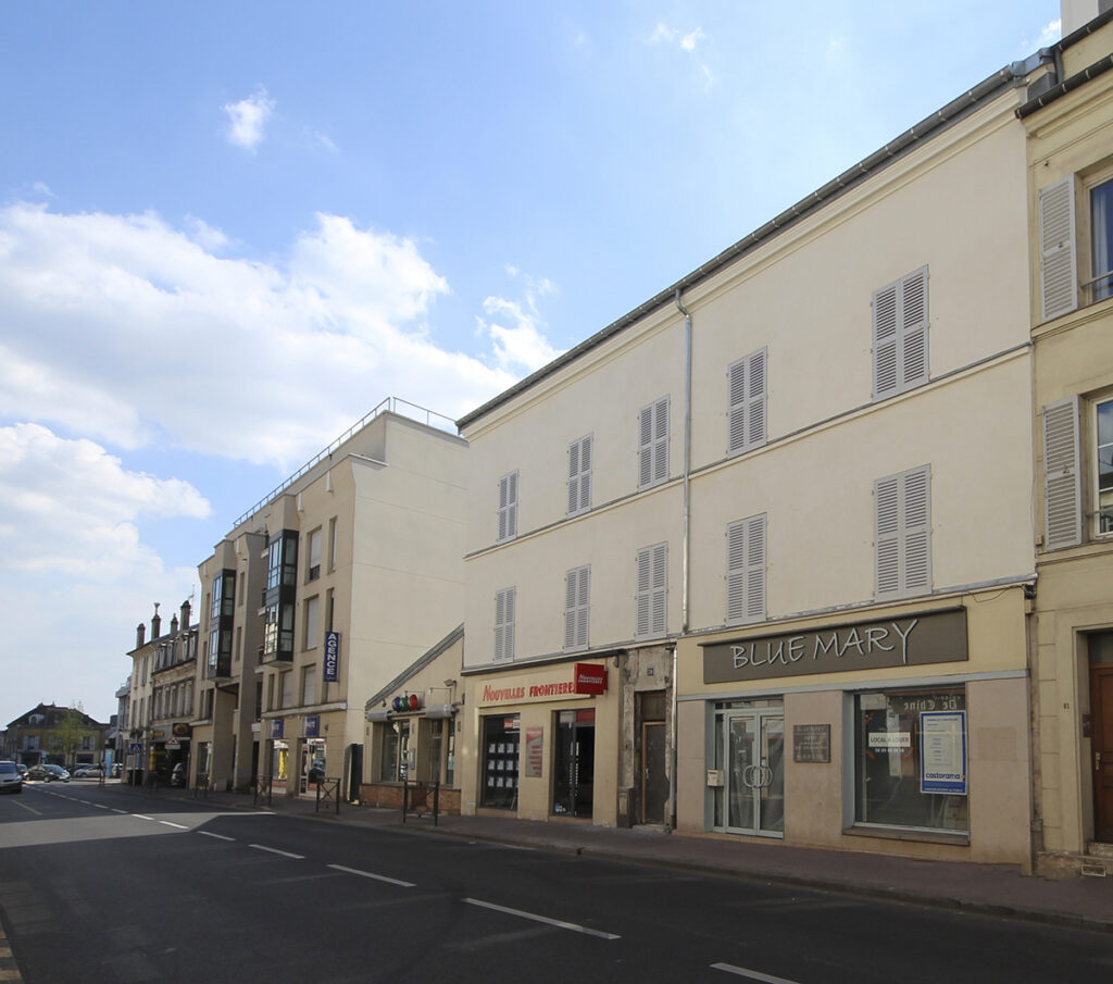 Après travaux de ravalement en copropriété à Maisons-Laffitte dans les Yvelines (78) rue de paris, façade en plâtre 